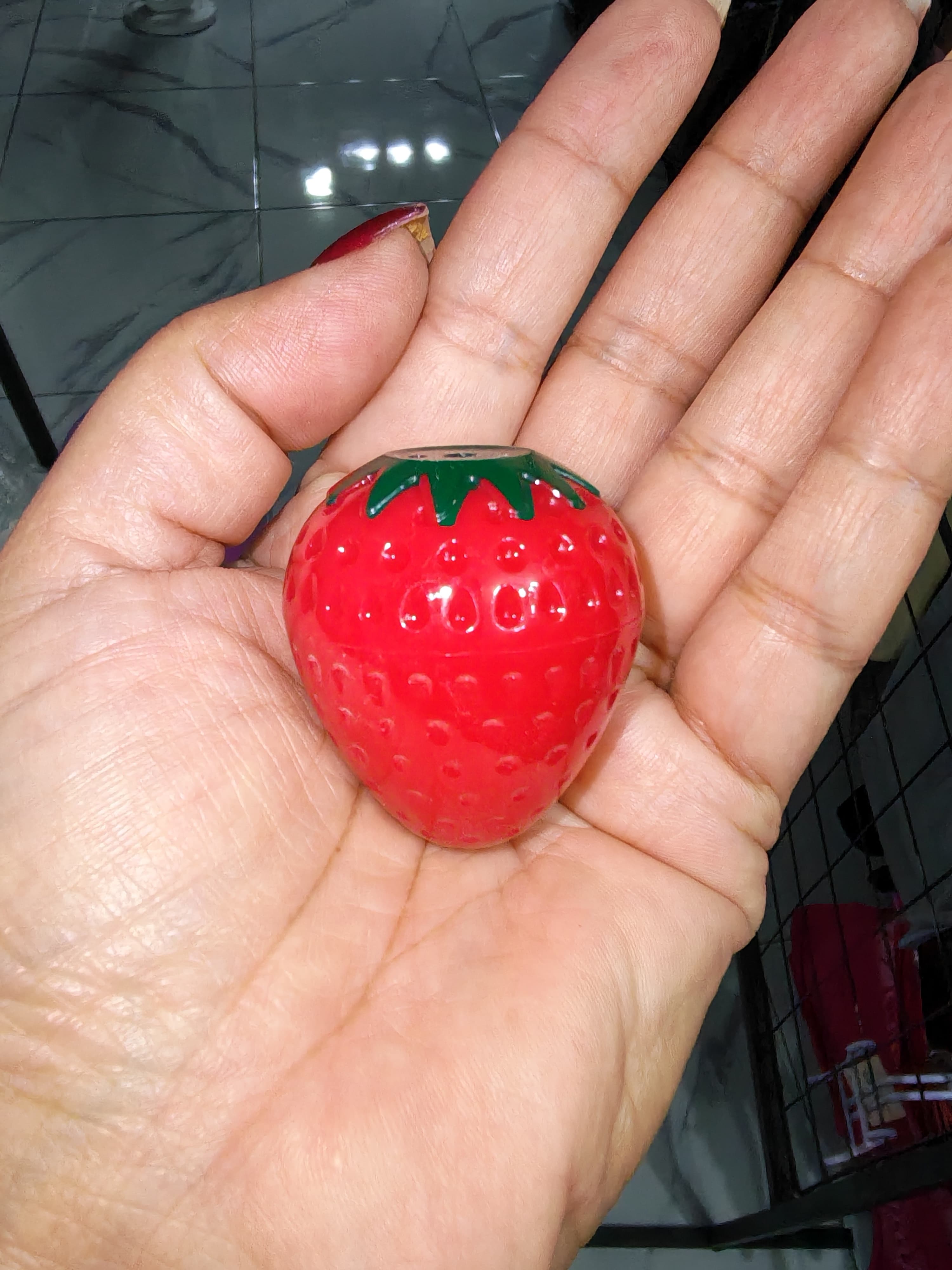 Estuche pequeño con forma de fresa